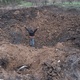 Apr 18.2022 - Person enters open hole after bombing in Kramatorsk in eastern Ukraine - Reproduction/Telegram/Pavlo Kyrylenko