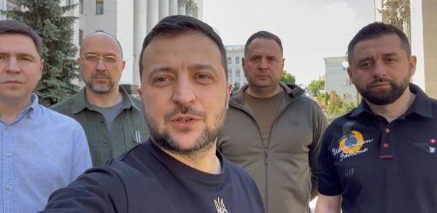 Zelensky ao lado de autoridades de seu governo e assessores presidenciais
