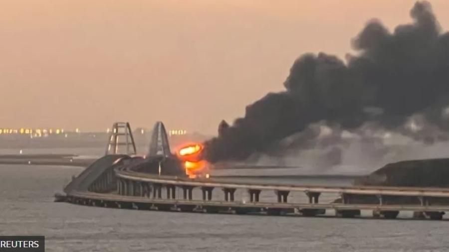 Incêndio na ponte Kerch prejudica abastecimento de tropas russas na Crimeia - Reuters