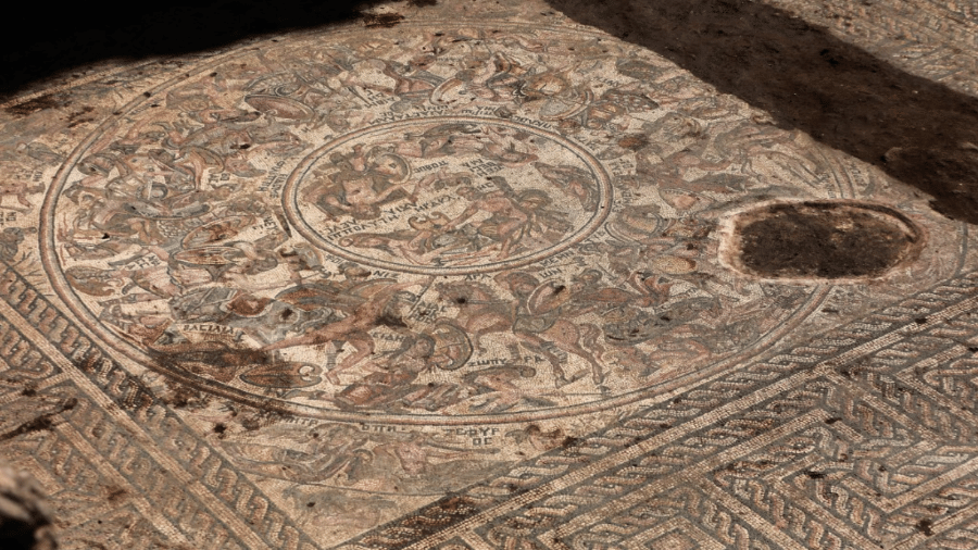Mosaico teria sido feito há 1.600 anos e é um dos "mais completos" já encontrados na Síria  - LOUAI BESHARA / AFP