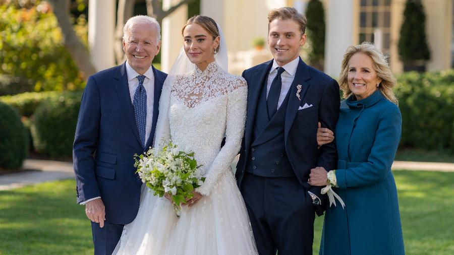 19.nov.2022 - O presidente Joe Biden dos Estados Unidos e a primeira-dama Jill Biden comparecem ao casamento de Peter Neal e Naomi Biden Neal no gramado sul da Casa Branca em Washington DC. - Adam Schultz/Casa Branca via Getty Images/AFP