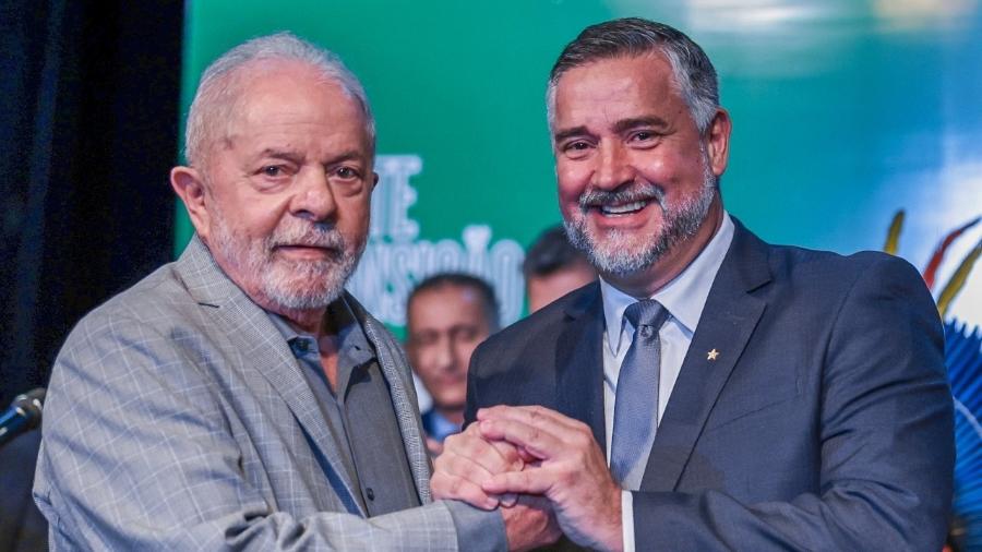 Lula e Paulo Pimenta se cumprimentam em evento de apresentação dos ministros - Twitter/@DeputadoFederal