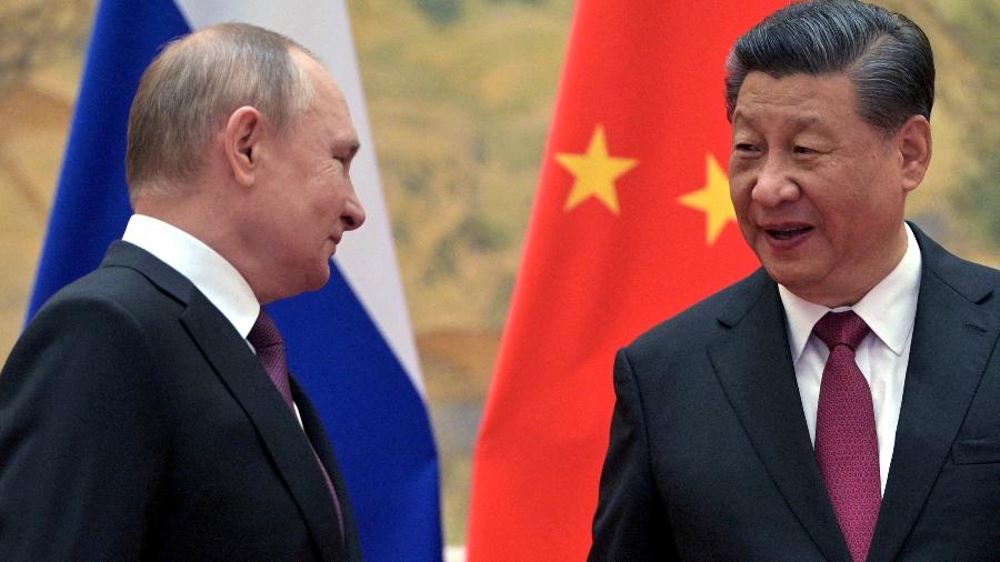 Presidentes da Rússia, Vladimir Putin, e da China, Xi Jinping, em Pequim - via REUTERS