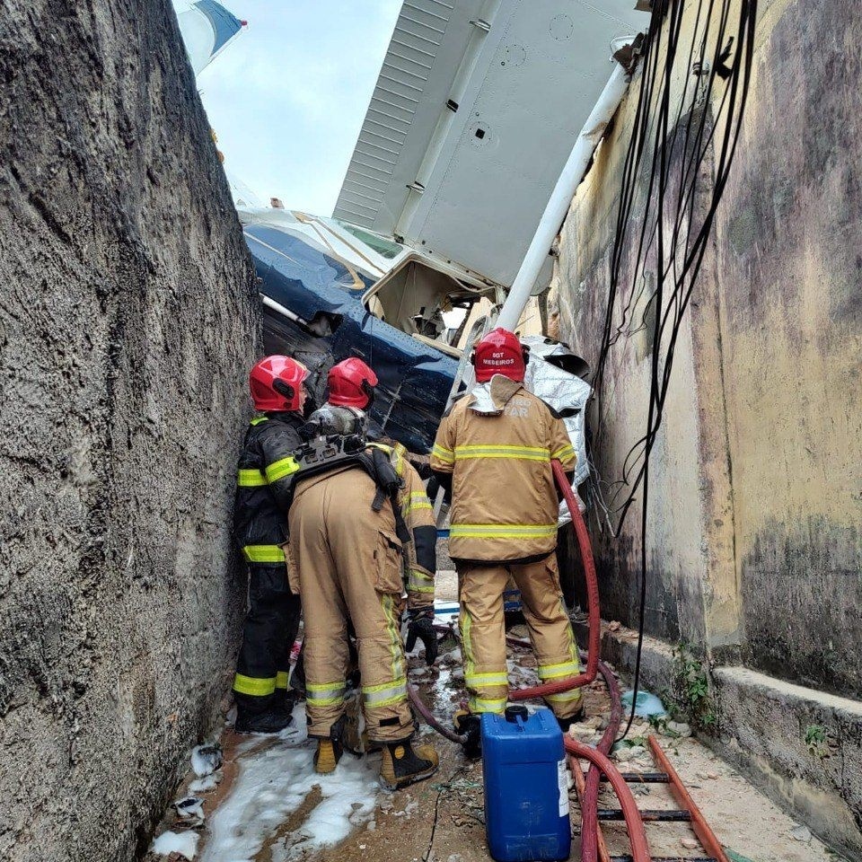 Vídeo: avião com seis pessoas cai em Sabará, em MG