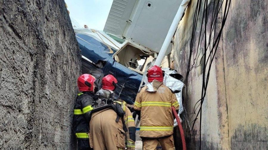 11.mar.2023 - Avião monomotor cai em residências no bairro Jardim Montanhês, próximo ao Aeroporto Carlos Prates, em BH - Corpo de Bombeiros MG/Divulgação