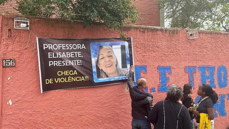 28.mar.2023 - Alunos e pais penduram homenagem à professora Elisabeth Tenreiro, morta em ataque na escola escola Thomazia Montoro, em São Paulo - Felipe Perreira/UOL