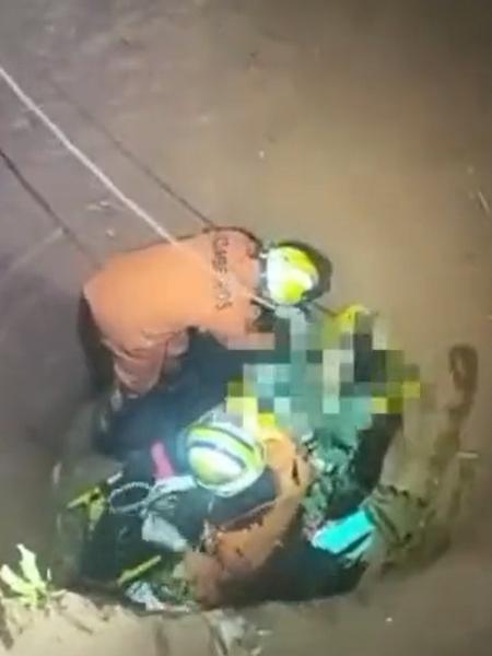 Bombeiros imobilizam mulher antes de tirá-la de cisterna de 7 metros