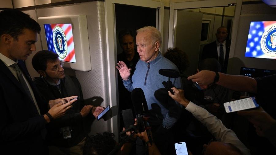 O presidente dos EUA, Joe Biden, fala com jornalistas durante voo de retorno de Israel 