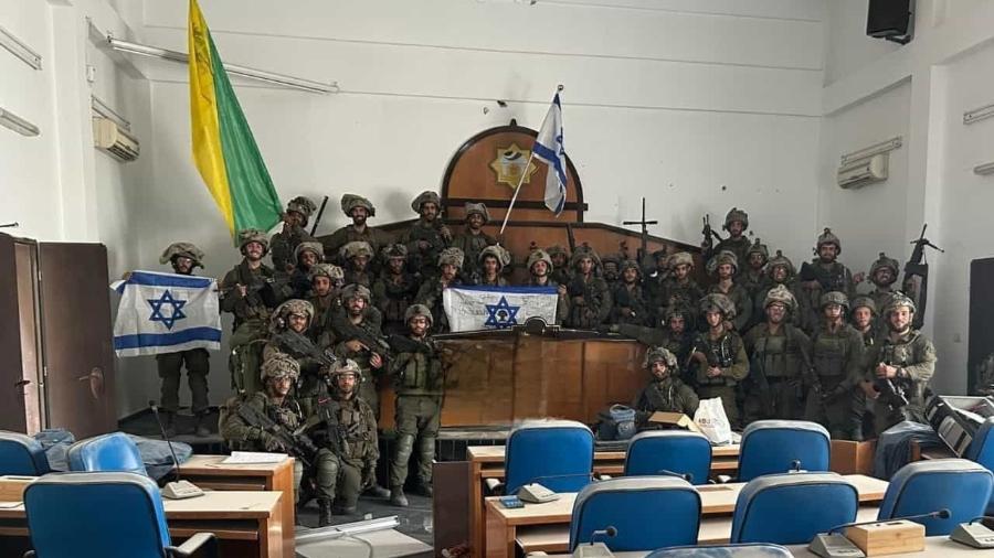 Soldados posam com bandeiras de Israel no Parlamento de Gaza