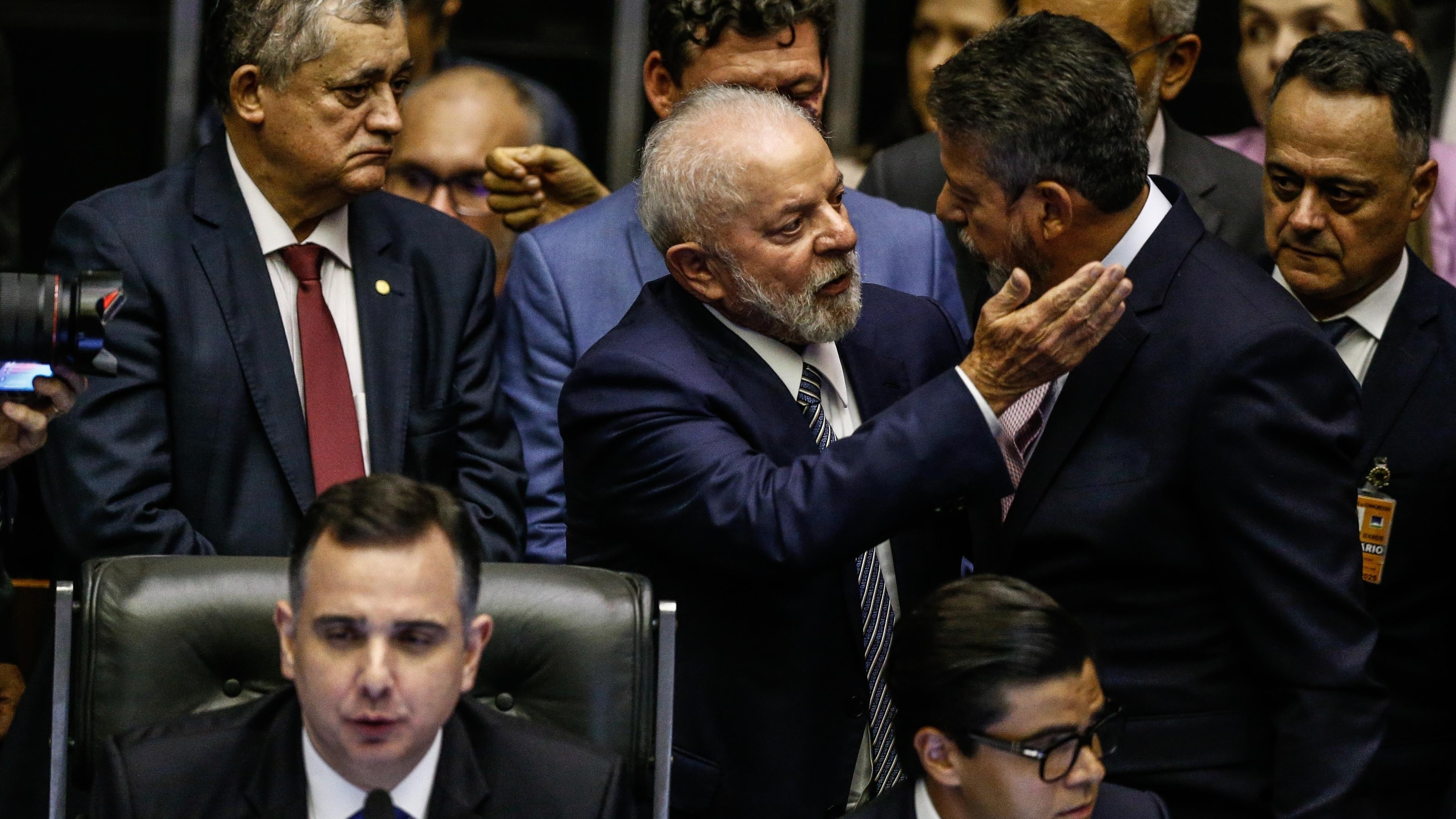 Lula conversa com Lira na promulgação da reforma tributária no Congresso