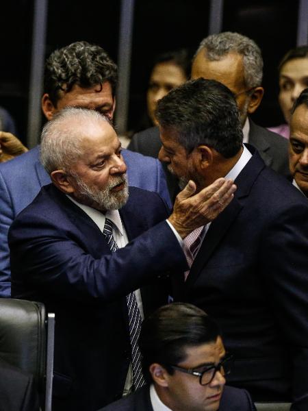 Lula conversa com o presidente da Câmara, Arthur Lira (PP-AL), na promulgação da reforma tributária