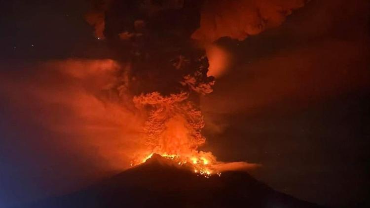 17.abr.2024 - Vulcão Monte Ruang, na Indonésia, expelindo lava e fumaça durante erupção