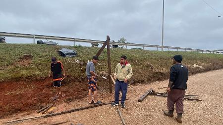 Barraca sendo montada próximo ao acostamento da BR-290, na Ilha das Flores, em Porto Alegre - Herculano Barreto Filho/UOL