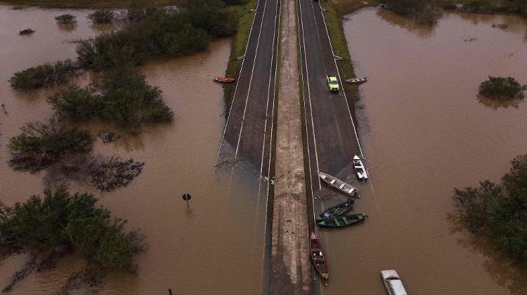 Estrada inundada em Canoas (RS); eventos climáticos extremos tendem a se tornar mais frequentes