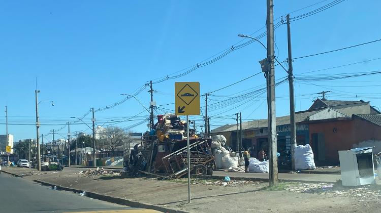 Na Vila dos Papeleiros, não dá para saber se os caminhões são entulho ou se servem para transportar entulho