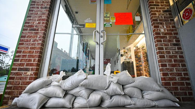 Moradores da Flórida se preparam para a chegada do furacão Helene, prevista para esta quinta