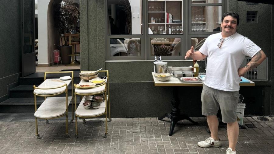 O chef Ricardo Lapeyre, do Le Bulô, levou a grelha para a calçada no Itaim Bibi - Arquivo Pessoal