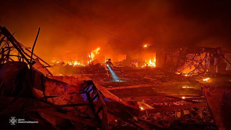 Funcionário do serviço de emergência ucraniano trabalha em área atingida por míssil russo na cidade de Mykolaiv