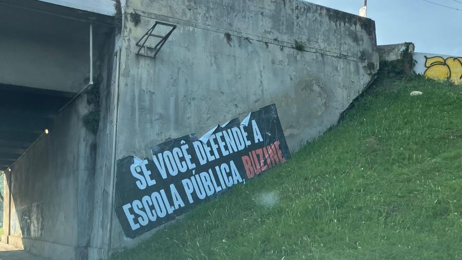 Cartaz em defesa da escola pública em São Paulo