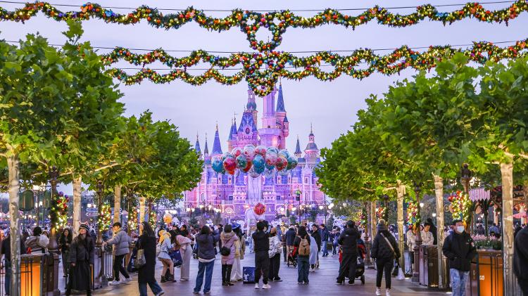 Turistas lotam a Main Street USA da Disney em Shangay, na China, na véspera do Natal. 