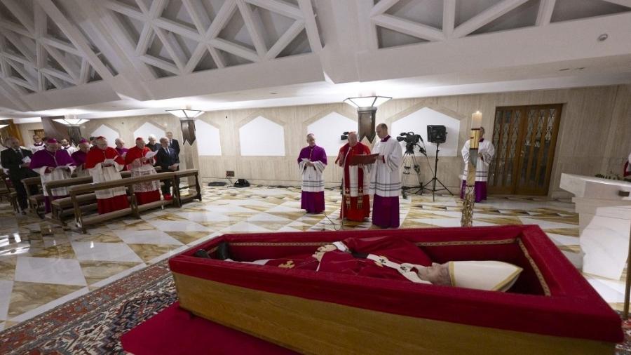Caixão do papa Francisco na capela de Santa Marta Caixão do papa Francisco na capela de Santa Marta