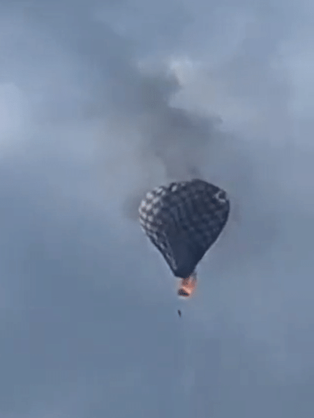 Vídeo publicado nas redes sociais mostram balão de ar em chamas com pessoa pendurada Vídeo publicado nas redes sociais mostram balão de ar em chamas com pessoa pendurada