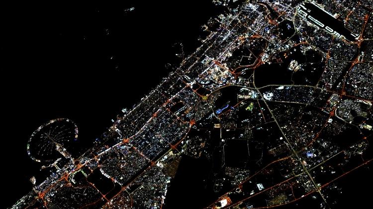 Dubai, nos Emirados Àrabes, vista à noite Dubai, nos Emirados Àrabes, vista à noite