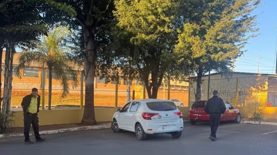 Mulher foi dirigindo um carro para fazer exame teórico de habilitação Mulher foi dirigindo um carro para fazer exame teórico de habilitação