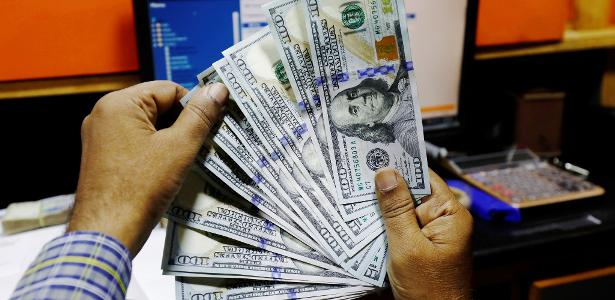 Dólar cai a R$ 5,13 e Bolsa recua mais de 1% com prévia da inflação