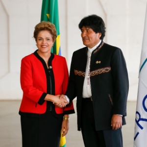 Evo Morales e Dilma Rousseff se cumprimentam no Itamaraty, em Brasília
