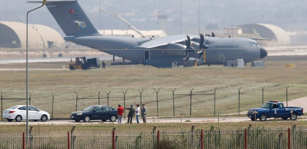 Soldados turcos e norte-americanos na base aérea de Incirlik, na Turquia - Reuters