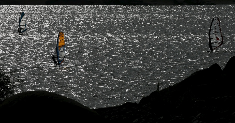 12.ago.2015 - Praticantes windsurf aproveitam tarde quente de verão no reservatório de Valmayor em Colmenarejo, perto de Madrid, na Espanha