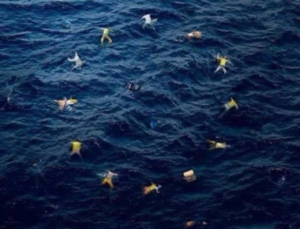28.ago.2015 - O artista britânico Banksy publicou em sua página no Facebook uma imagem do simbolo da União Europeia que faz referencia às mortes de imigrantes no Mediterrâneo. O número de refugiados e imigrantes que cruzaram o mar Mediterrâneo para chegar à Europa ultrapassou 300 mil em 2015, segundo o Acnur (Alto Comissariado das Nações Unidas para Refugiados). Mais de 2.500 pessoas morreram fazendo a travessia neste ano, não incluindo as 200 pessoas que possivelmente se afogaram na costa da Líbia nas últimas 24 horas
