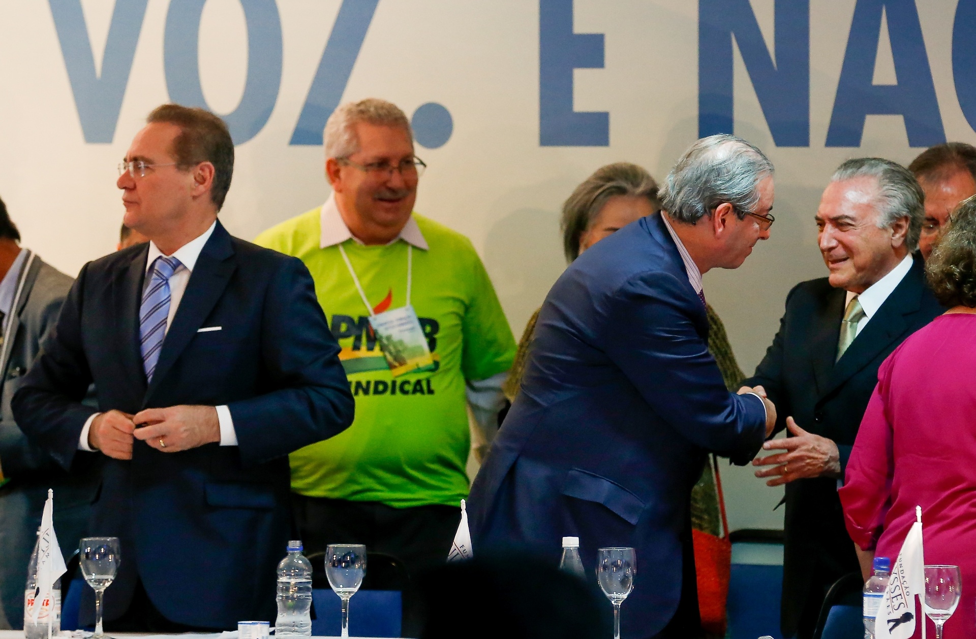 17.nov.2015 - Lideranças do PMDB, o vice presidente Michel Temer, o presidente do senado senador Renan Calheiros, o presidente da câmara deputado Eduardo Cunha, o ex presidente José Sarney, o presidente da fundação Ulysses Guimarães Moreira Franco e demais autoridades, participam do Congresso da Fundação Ulysses Guimarães, do PMDB, no Hotel Nacional, em Brasília - Pedro Ladeira/Folhapress