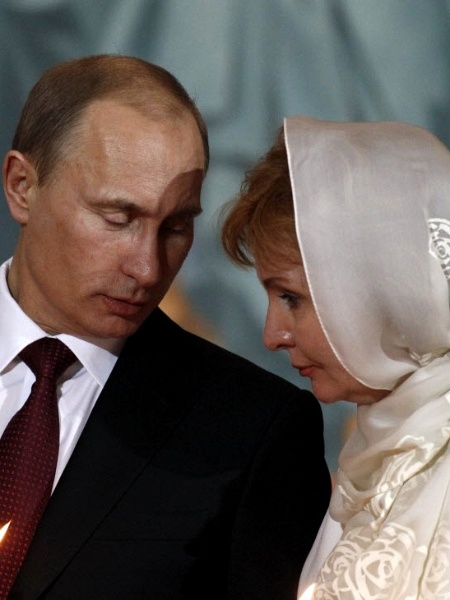 Em 2013, após 30 anos de casamento, o presidente da Rússia, Vladimir Putin, e Lyudmila anunciaram o divórcio; ela o descreve como "viciado em trabalho" - Sergei Karpukhin/Reuters