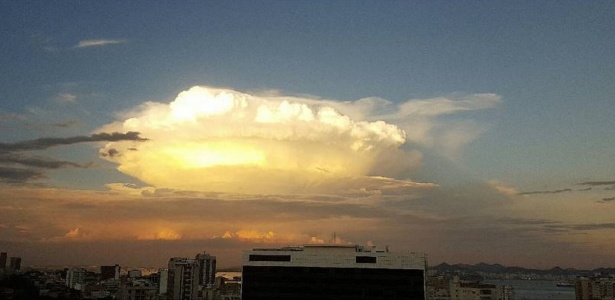 Nuvem cúmulo-nimbo apareceu nos céus do Rio de Janeiro na segunda (25) e fez sucesso em fotos nas redes sociais - Reprodução/Instagram de Bruno Almeida