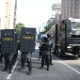 18.mar.2016 - Tropa de choque se posiciona na avenida Paulista para retirar manifestantes que ocupam parte da via, nesta sexta-feira - Zanone Fraissat/Folhapress