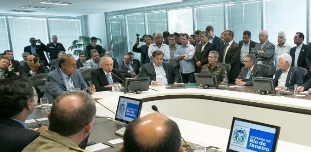 O presidente Michel Temer, o presidente da Câmara, Rodrigo Maia, e o interventor Walter Braga Netto participam de reunião na sede do governo do Rio - Divulgação