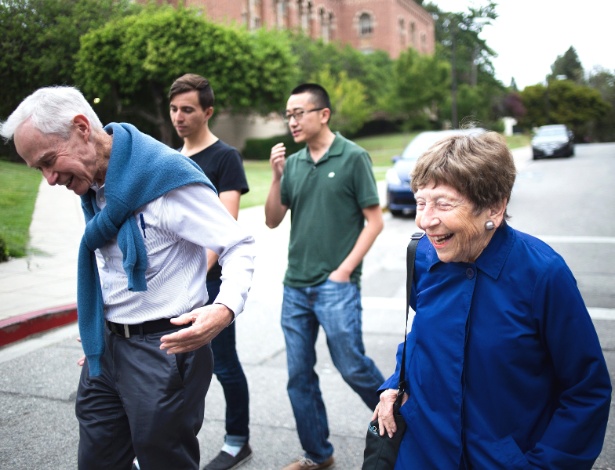 Margaret Kivelson, física e cientista planetária, acompanha outros professores e estudantes da UCLA em um jantar em Los Angeles - Jenna Schoenefeld/The New York Times