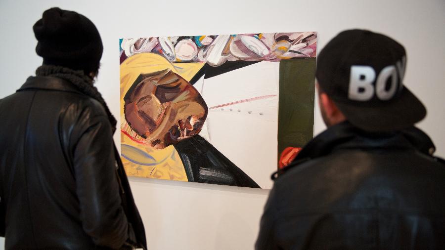 "Open Casket", de Dana Schutz, vista aqui como foi exposta na Bienal Whitney 2017, gerou protestos e crí­ticas, com os detratores alegando que é errado uma artista branca se aproveitar do sofrimento dos negros. - Benjamin Norman/NYT