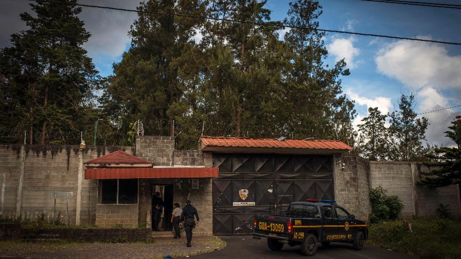 30.out.2018 - Autoridades chegam na entrada do abrigo para jovens em San Jose Pinula, perto da Cidade da Guatemala, onde 41 meninas morreram em um incêndio ocorrido em fevereiro de 2017 - Daniele Volpe/The New York Times