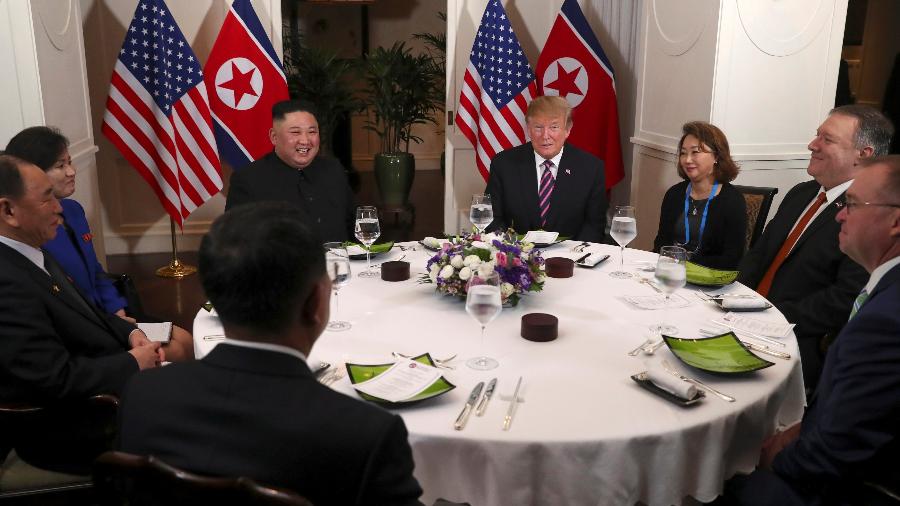 27.fev.2019 - O presidente dos EUA, Donald Trump, e o líder norte-coreano Kim Jong-un sentam-se para um jantar durante a segunda cúpula EUA-Coréia do Norte em Hanói, Vietnã - Leah Millis/Reuters