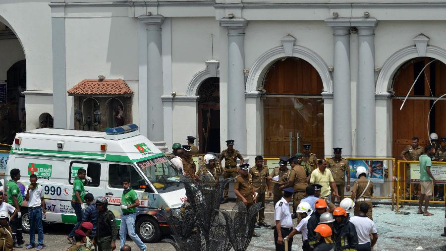 21.abr.2019 - Ambulância em frente a uma das igrejas atacadas em atentado no Sri Lanka - ISHARA S. KODIKARA / AFP