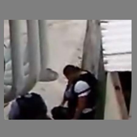 PMs observam adolescente no chão após disparar arma com a mão dele em operação policial no Morro da Providência, no Rio - Reprodução