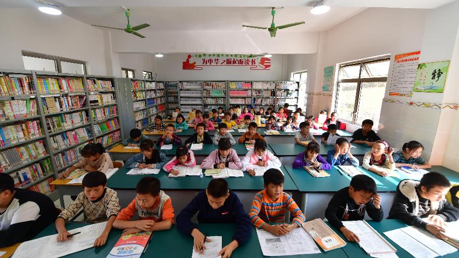 Alunos em sala de aula do condado autônomo Yao de Dahua, na China, em novembro de 2019 - Xinhua/Huang Xiaobang