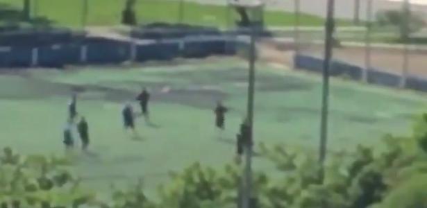 Veja vídeo | Grupo quebra isolamento em jogo de futebol no Rio