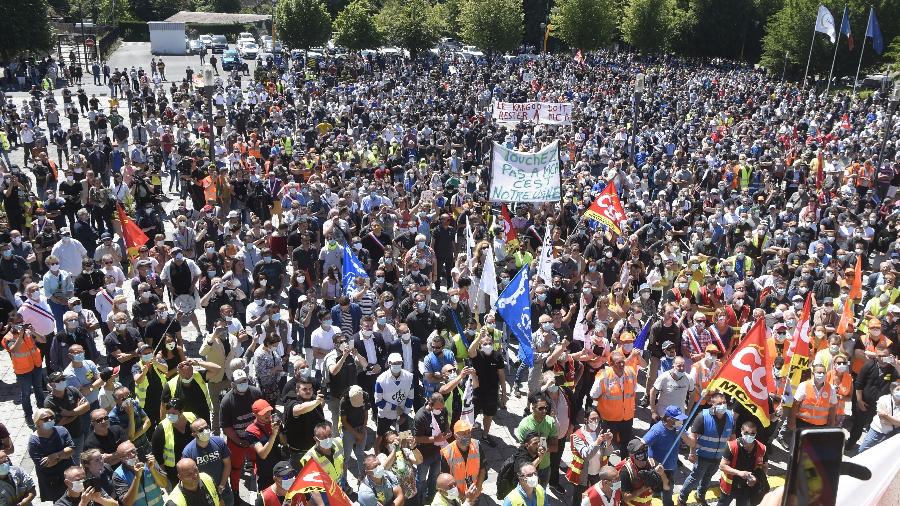 Manifestantes protestam em Maubeuge, na França, contra plano de demissões da Renault - Francois Lo Presti - 30.mai.2020/AFP