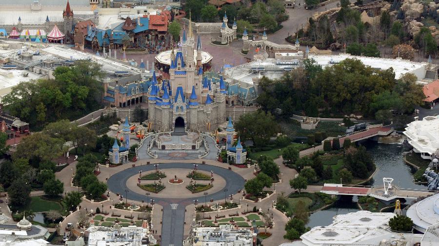 O Magic Kingdom, um dos parques da Disney na Flórida, vazio durante a pandemia de coronavírus - GREGG NEWTON