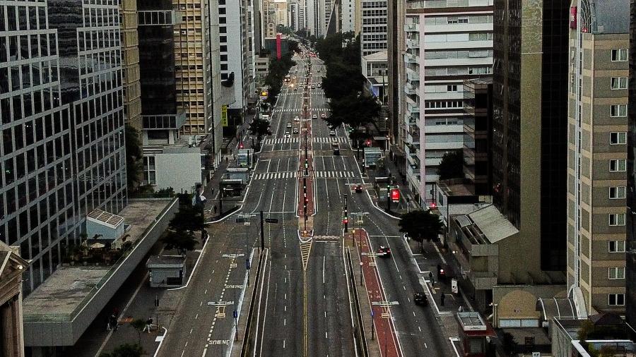 03.abr.2020 - Vista aérea da Avenida Paulista, em São Paulo, vazia durante quarentena na pandemia do coronavírus - Getty Images