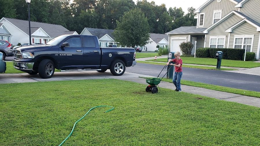 Greyson Winfield, de 8 anos, corta o gramado de uma casa nos Estados Unidos como trabalho voluntário - Reprodução/Facebook